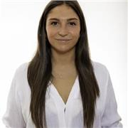 Profesora de Lengua Castellana que imparte clases a alumnos de Primaria